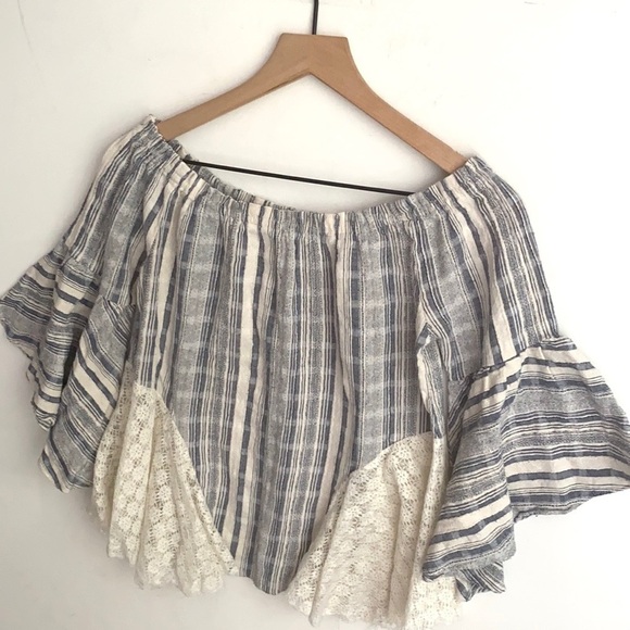 Umgee bell flutter sleeve top with lace accent, S - Picture 7 of 9